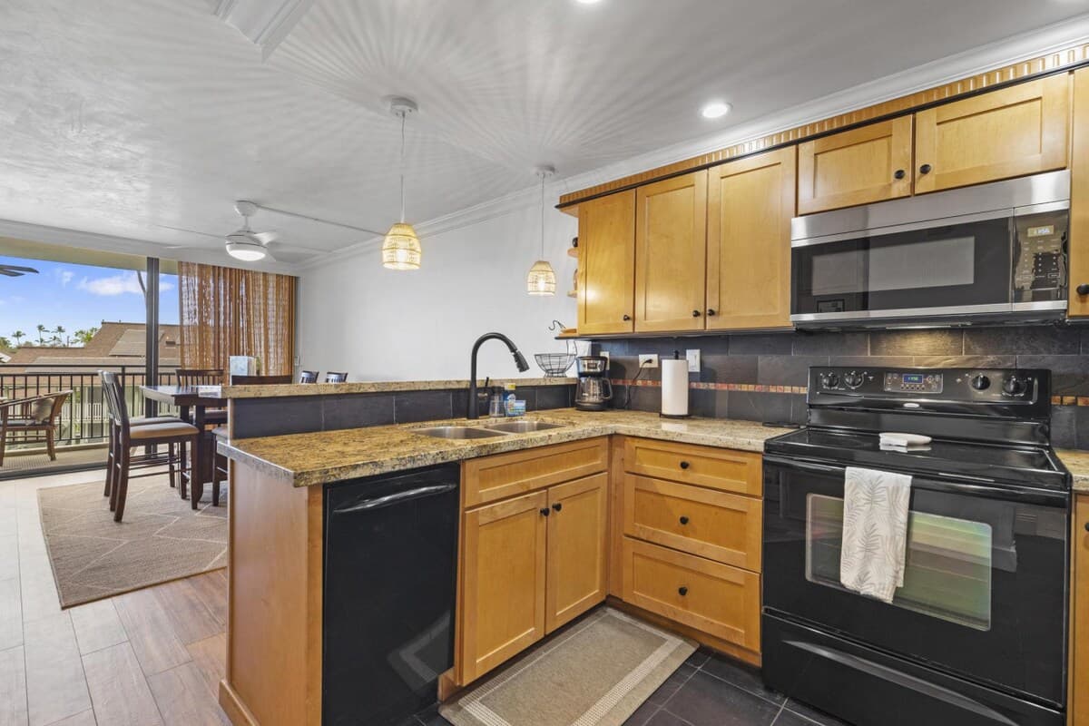 Condo in Kailua-Kona · ★4.79 · 1 bedroom · 2 beds · 2 baths - Photo 5
