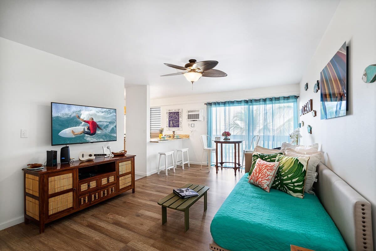 Home in Kailua-Kona · ★4.83 · 1 bedroom · 2 beds · 1 private bath - Photo 4