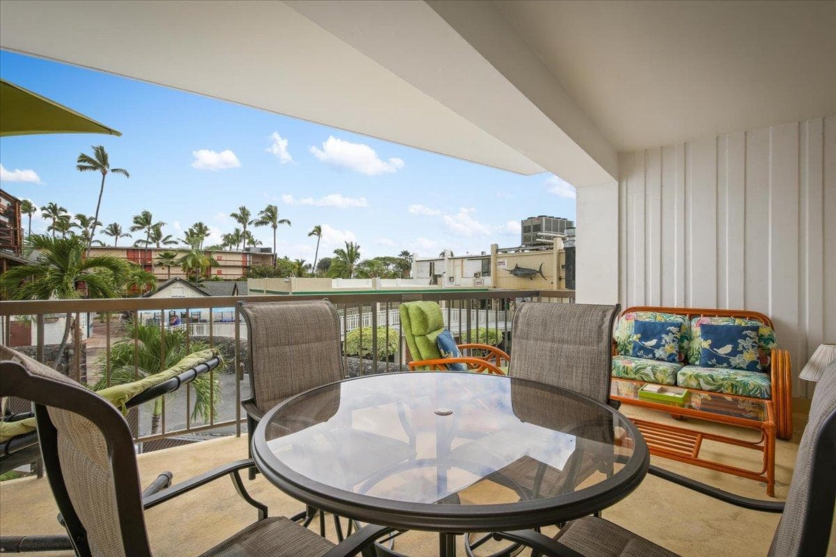 Condo in Kailua-Kona · ★4.5 · 1 bedroom · 2 beds · 1 private bath - Photo 4