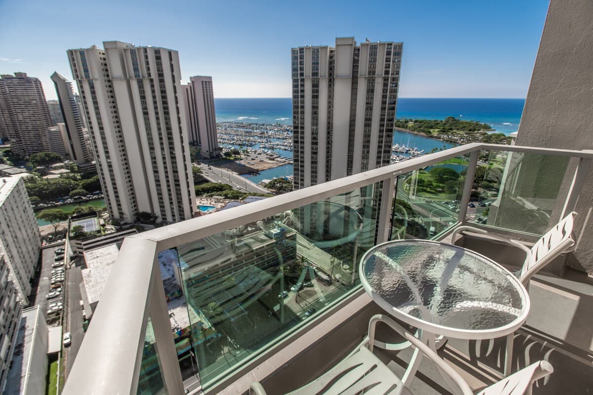 Condo in Honolulu · ★5.0 · 1 bedroom · 2 beds · 1 shared bath - Photo 1