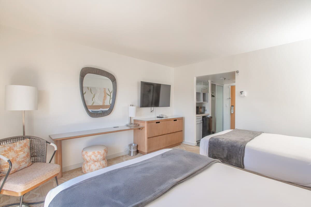 Condo in Honolulu · ★5.0 · 1 bedroom · 2 beds · 1 shared bath - Photo 4