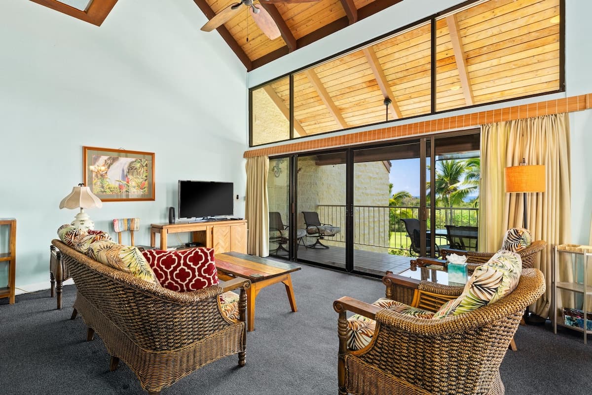 Condo in Kailua-Kona · ★4.41 · 3 bedrooms · 5 beds · 3 shared baths - Photo 3