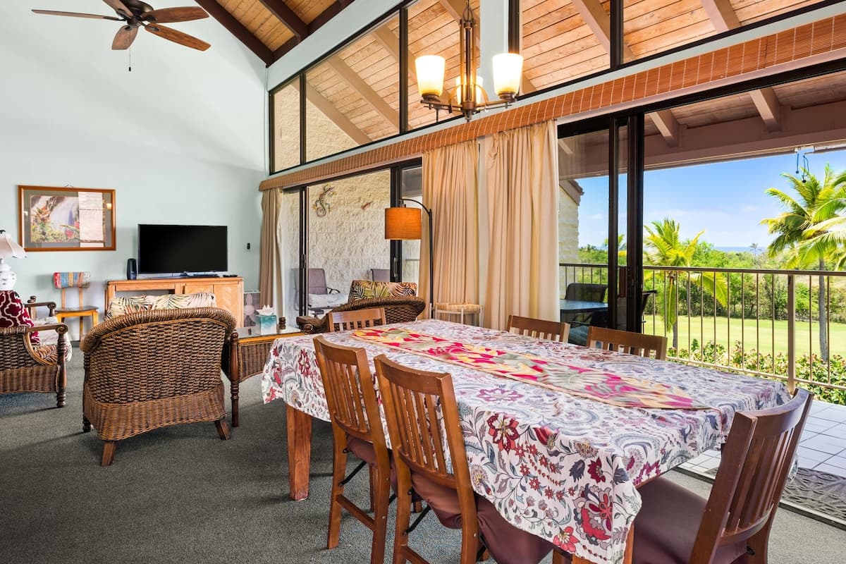 Condo in Kailua-Kona · ★4.41 · 3 bedrooms · 5 beds · 3 shared baths - Photo 5