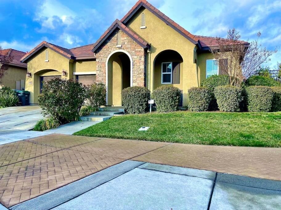 Spacious Family Home, BBQ & Gigabit Wi-Fi - Photo 1
