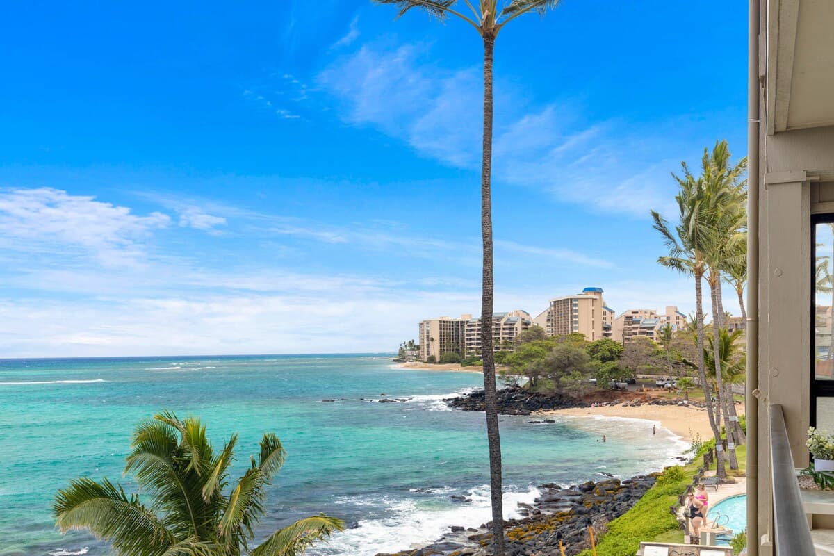 Condo in Lahaina · ★4.87 · 2 bedrooms · 4 beds · 2 private baths - Photo 3