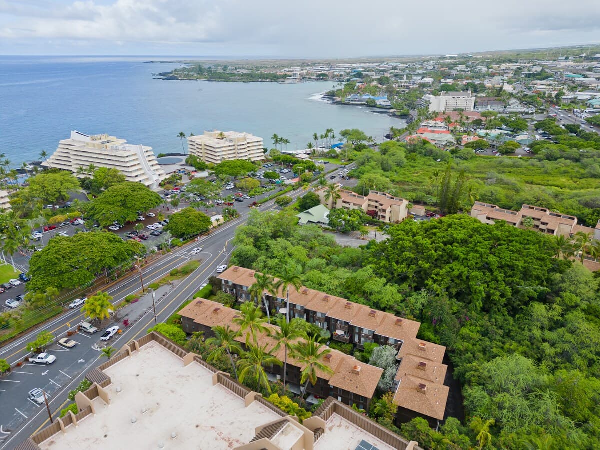 Condo in Kailua-Kona · ★4.81 · 1 bedroom · 2 beds · 1.5 private baths - Photo 2