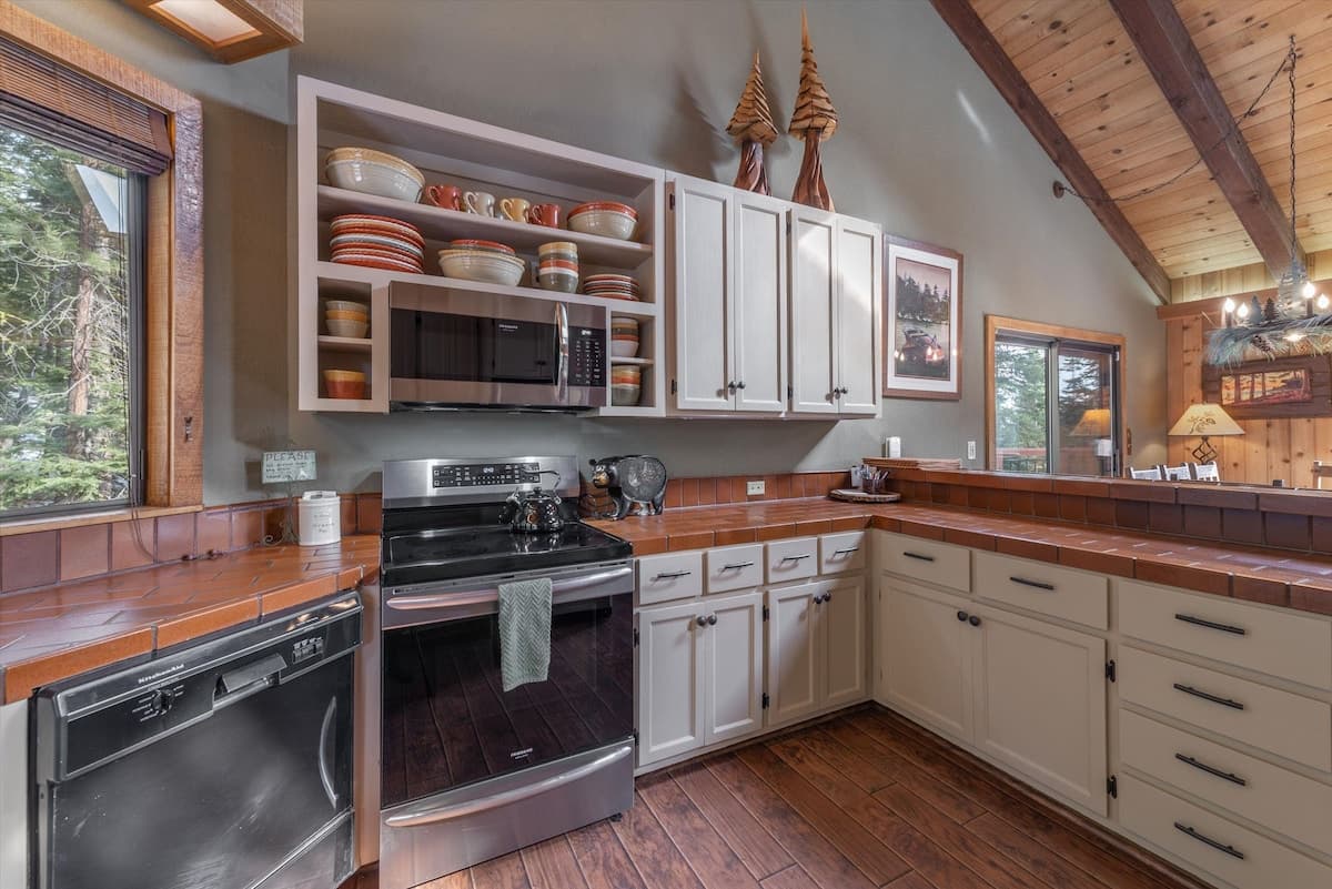 Tahoe Dog-Friendly Home with Hot Tub & Game Room - Photo 2