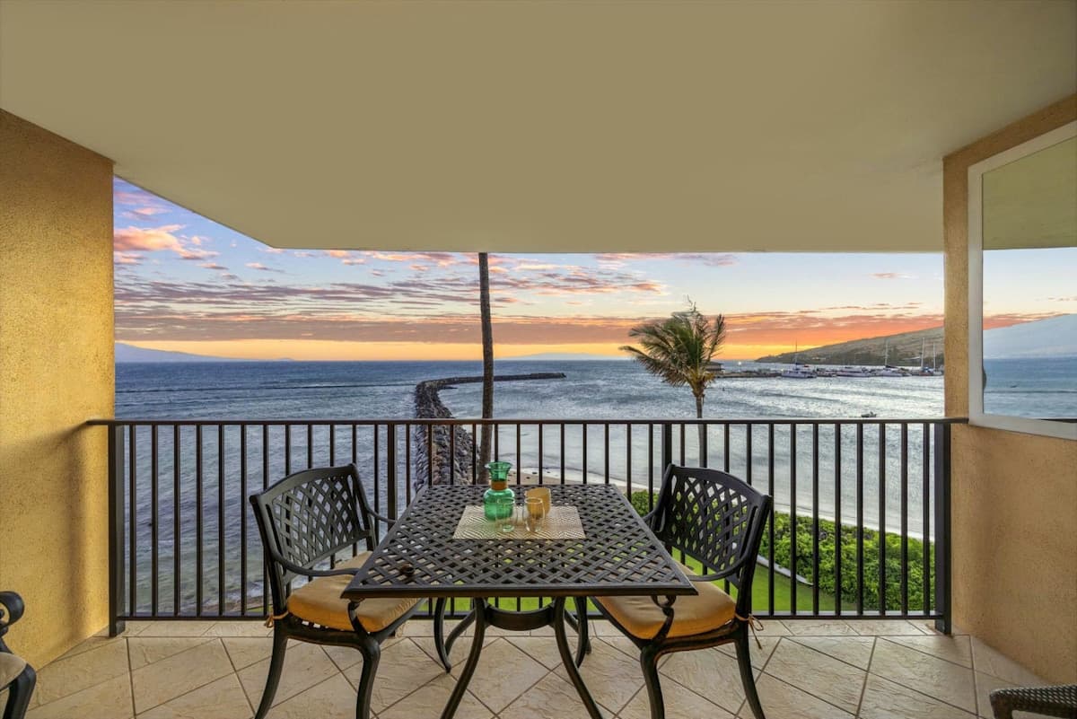 Condo in Wailuku · ★4.81 · 1 bedroom · 2 beds · 1 bath - Photo 1