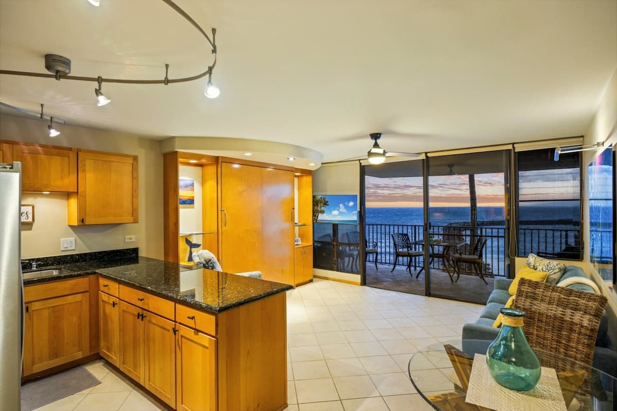 Condo in Wailuku · ★4.81 · 1 bedroom · 2 beds · 1 bath - Photo 2