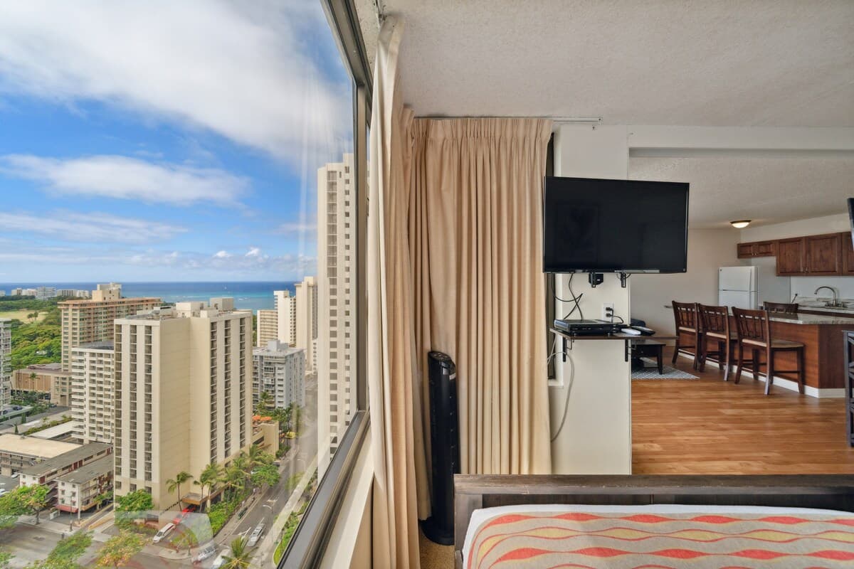 Condo in Honolulu · ★4.56 · 1 bedroom · 3 beds · 1 private bath - Photo 5