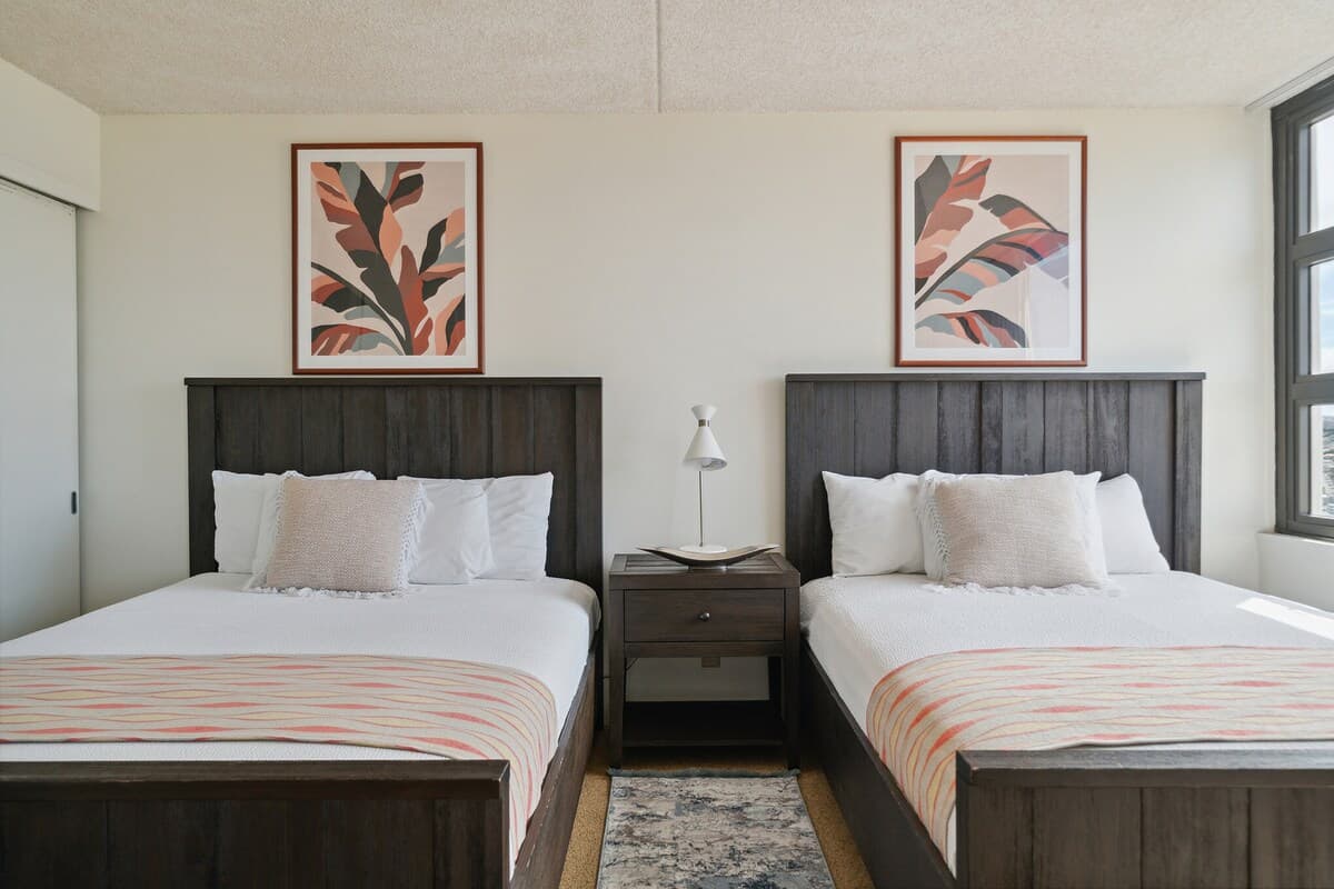 Condo in Honolulu · ★4.56 · 1 bedroom · 3 beds · 1 private bath - Photo 3