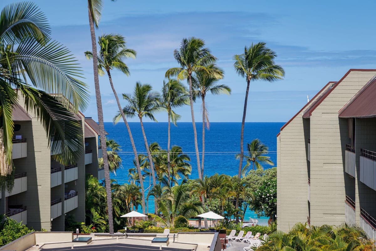 Condo in Kailua-Kona · ★4.74 · 2 bedrooms · 4 beds · 2 private baths - Photo 2