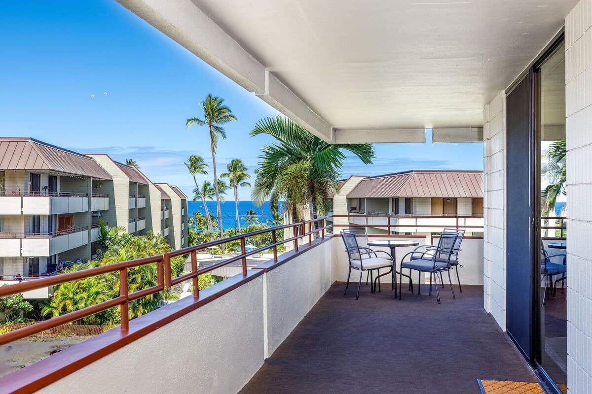 Condo in Kailua-Kona · ★4.74 · 2 bedrooms · 4 beds · 2 private baths - Photo 3