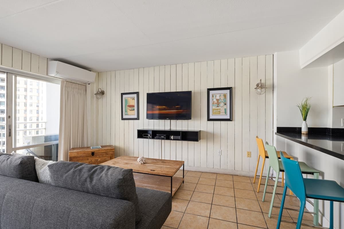 Condo in Honolulu · ★4.76 · 1 bedroom · 3 beds · 1 private bath - Photo 1