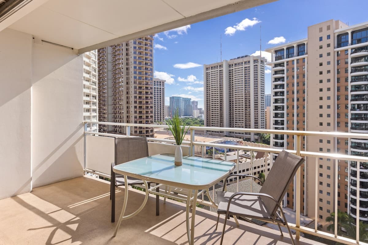 Condo in Honolulu · ★4.76 · 1 bedroom · 3 beds · 1 private bath - Photo 4
