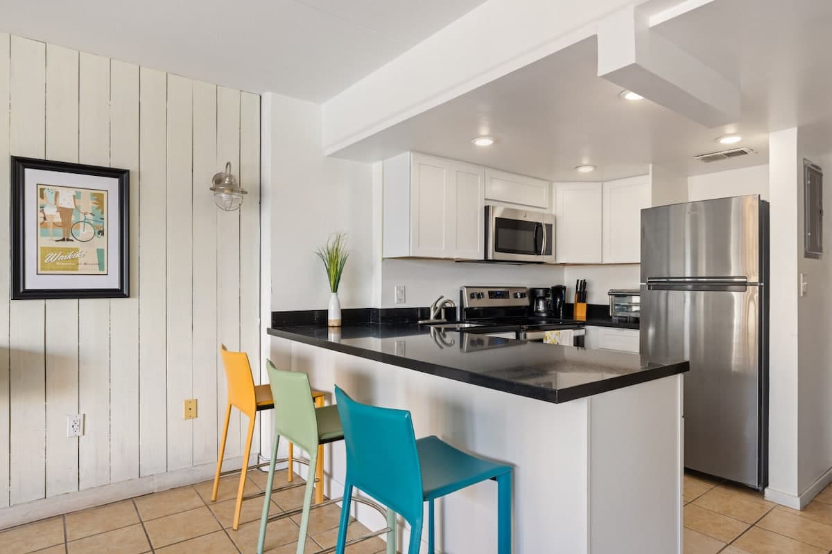 Condo in Honolulu · ★4.76 · 1 bedroom · 3 beds · 1 private bath - Photo 3