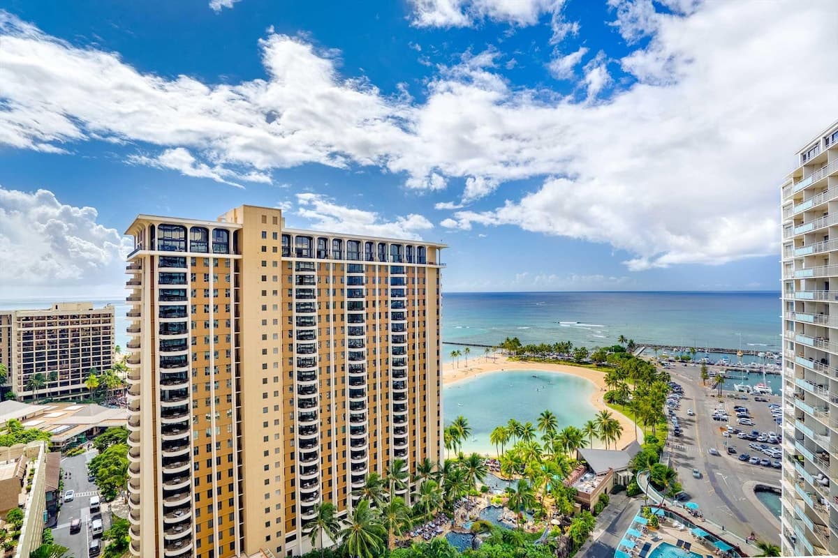 Condo in Honolulu · ★4.86 · 1 bedroom · 2 beds · 1 private bath - Photo 2