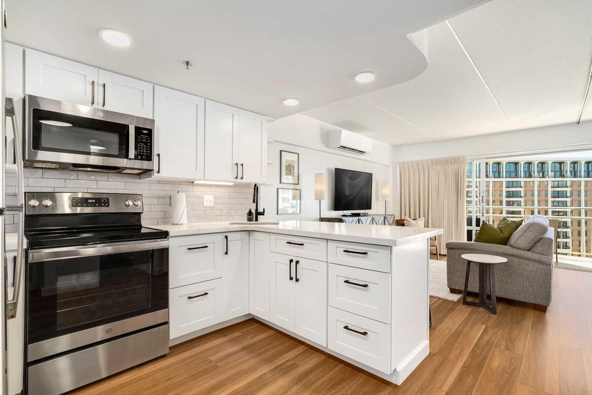 Condo in Honolulu · ★4.86 · 1 bedroom · 2 beds · 1 private bath - Photo 4
