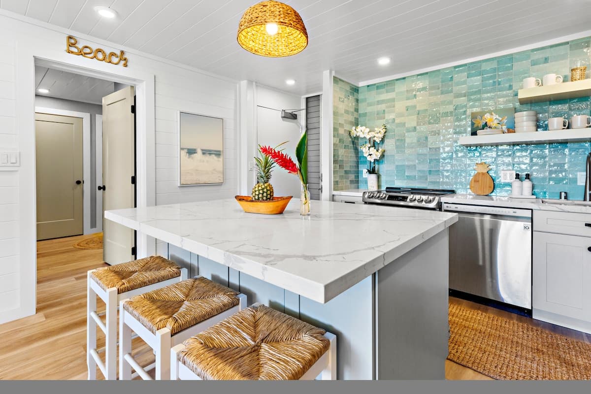Condo in Lahaina · ★4.95 · 1 bedroom · 2 beds · 1 bath - Photo 2