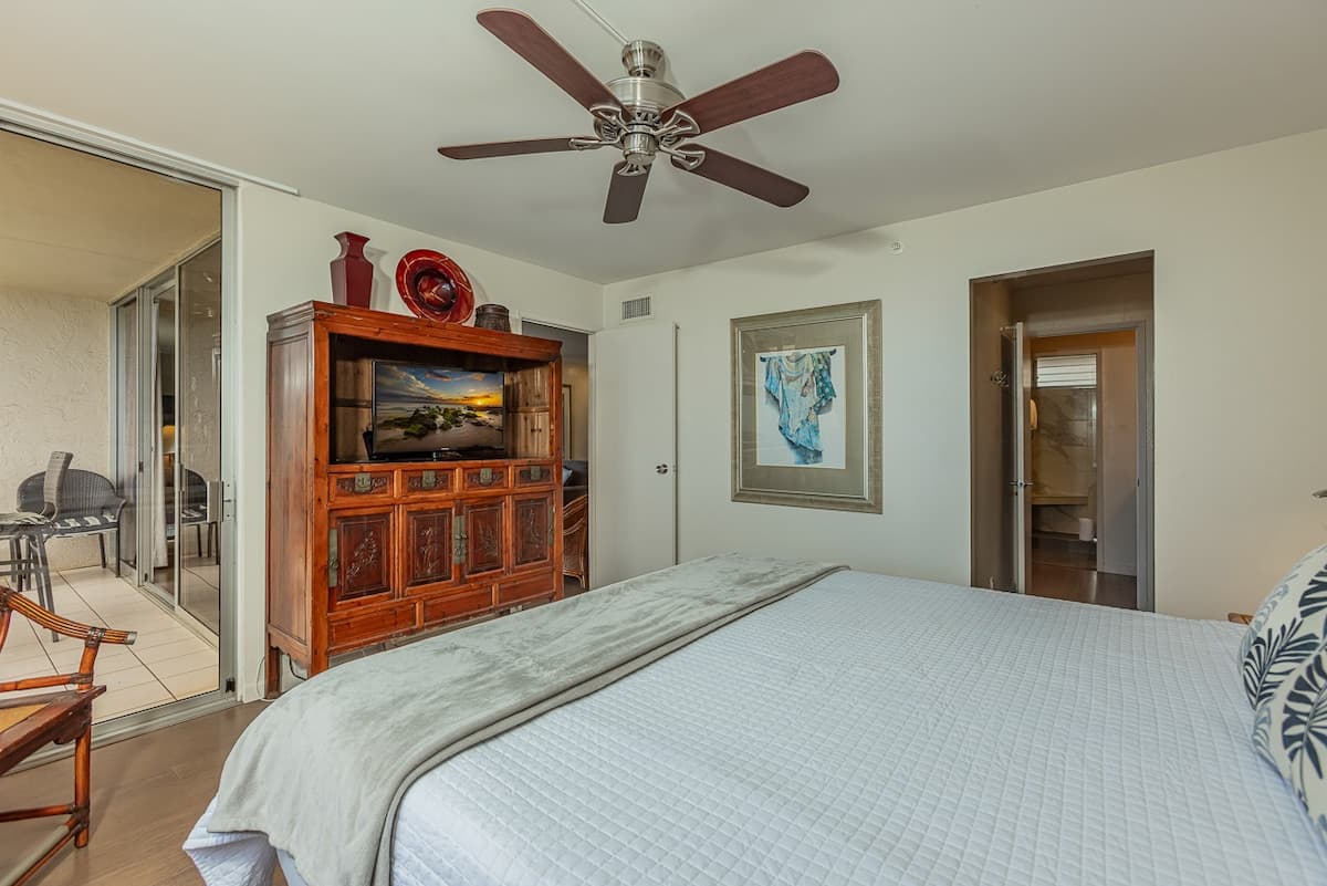 Condo in Lahaina · ★4.86 · 1 bedroom · 2 beds · 1 shared bath - Photo 4