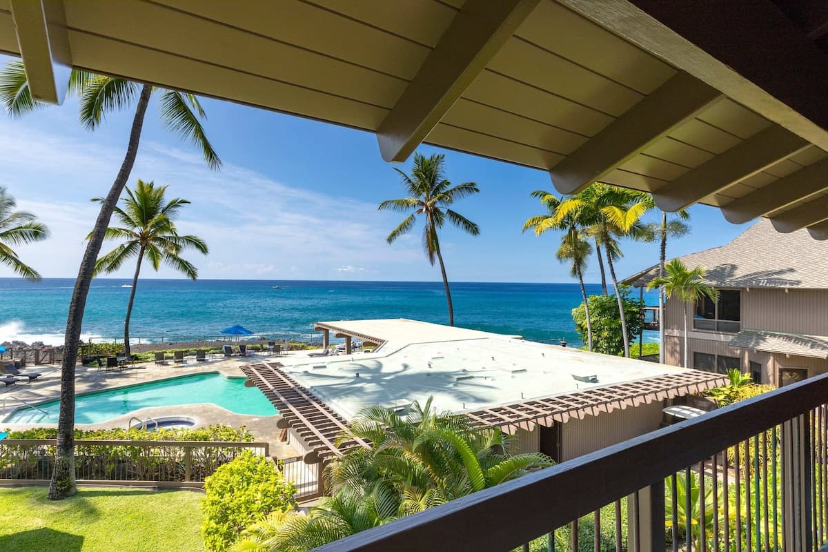 Condo in Kailua-Kona · ★4.84 · 2 bedrooms · 5 beds · 2 private baths - Photo 1