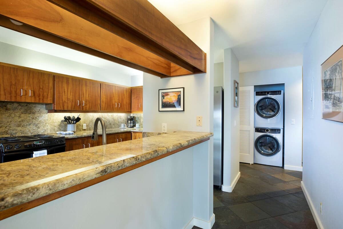 Condo in Kailua-Kona · ★4.84 · 2 bedrooms · 5 beds · 2 private baths - Photo 5