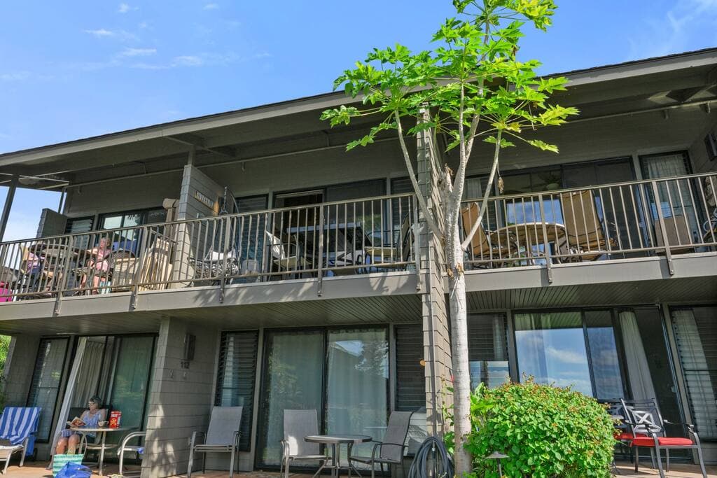 Condo in Lahaina · ★4.85 · 2 bedrooms · 5 beds · 2 baths - Photo 3