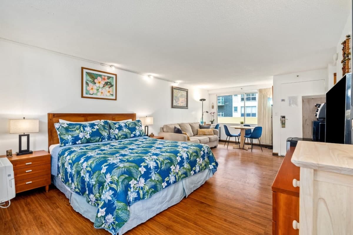 Condo in Honolulu · ★4.92 · 1 bedroom · 2 beds · 1 private bath - Photo 4