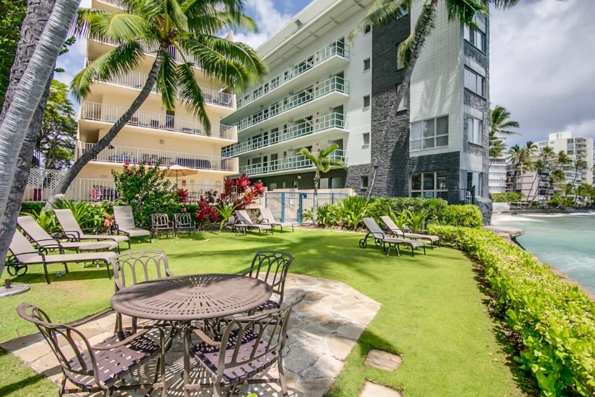 Condo in Honolulu · ★4.92 · 1 bedroom · 2 beds · 1 private bath - Photo 2