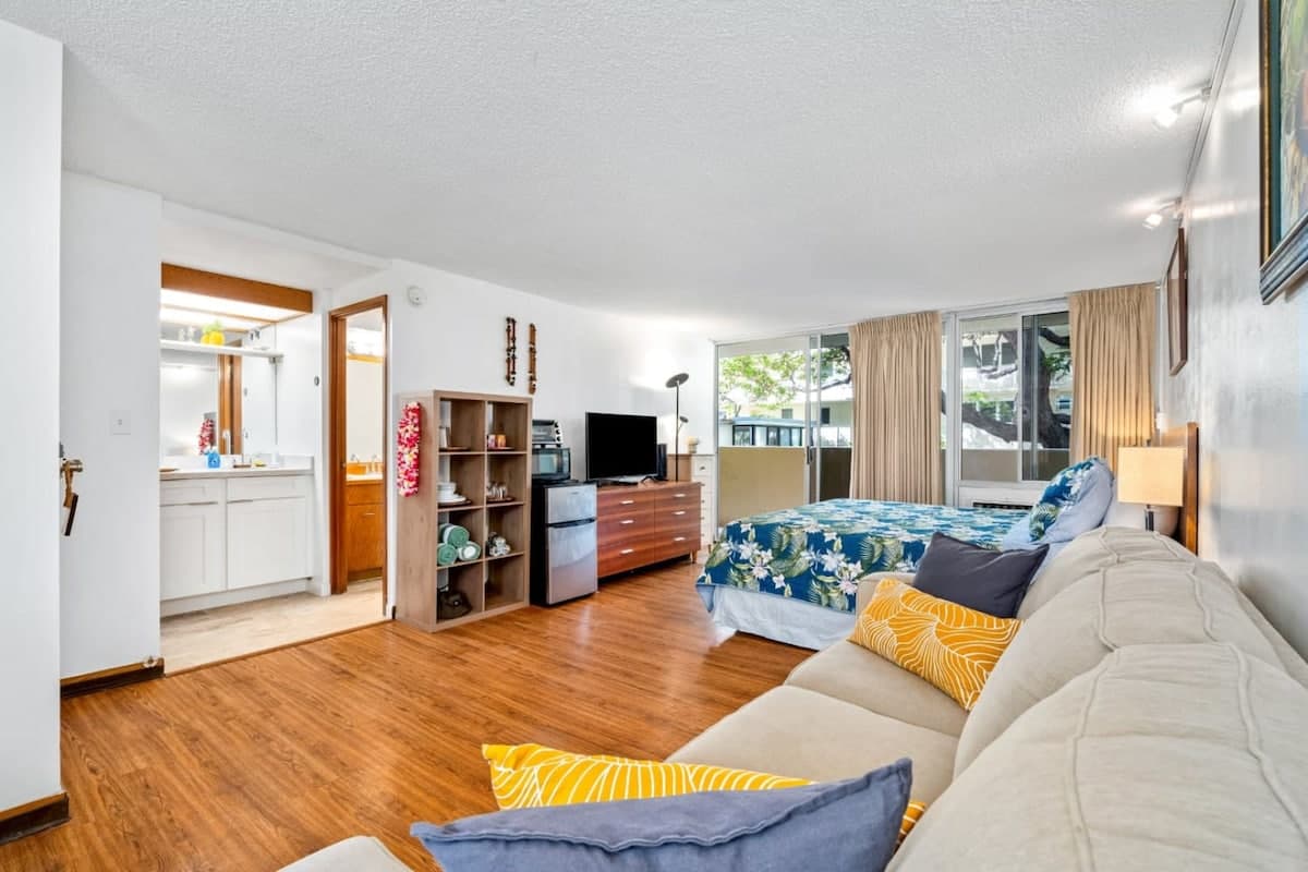 Condo in Honolulu · ★4.92 · 1 bedroom · 2 beds · 1 private bath - Photo 5