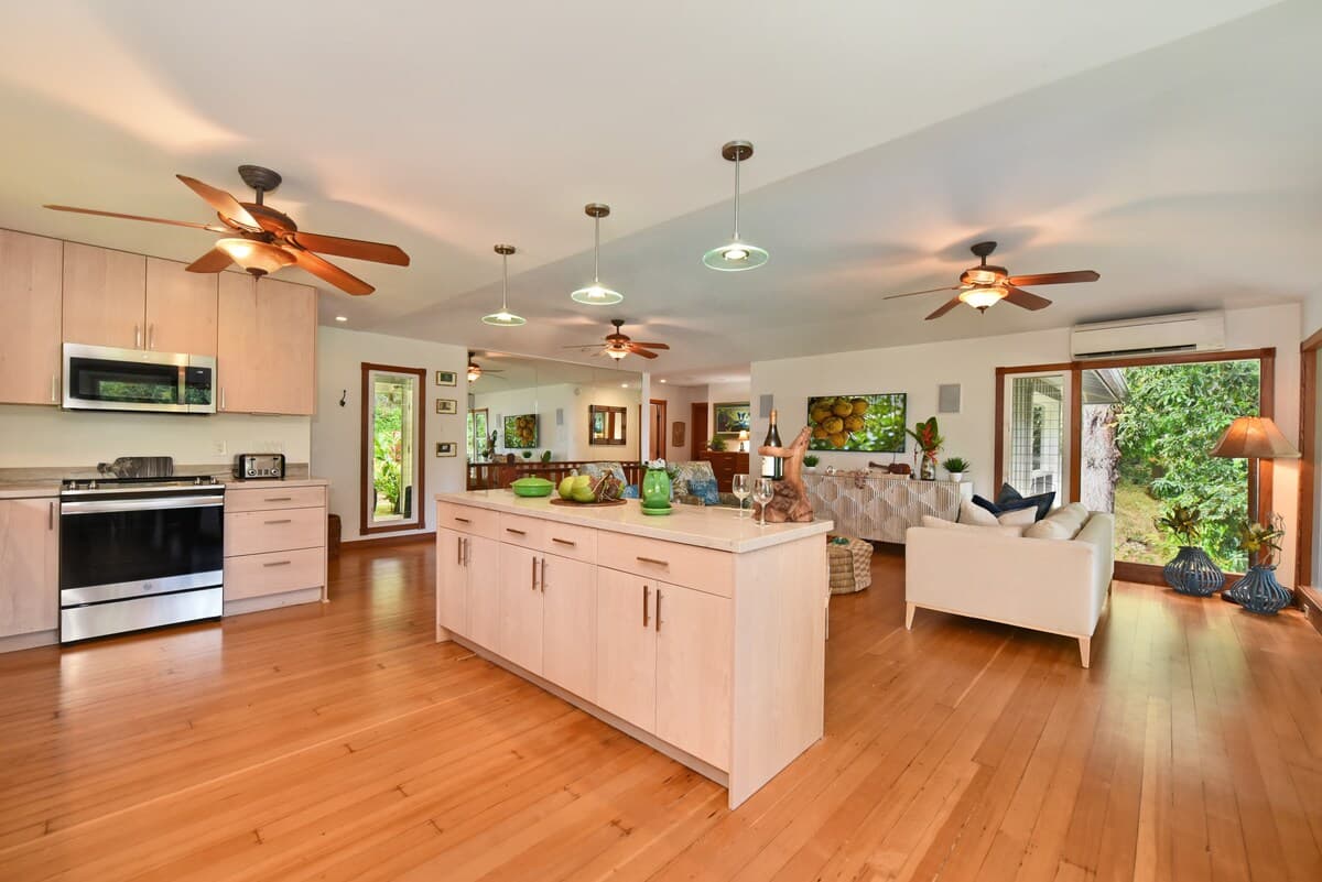 Home in Lahaina · ★5.0 · 4 bedrooms · 4 beds · 4 baths - Photo 3