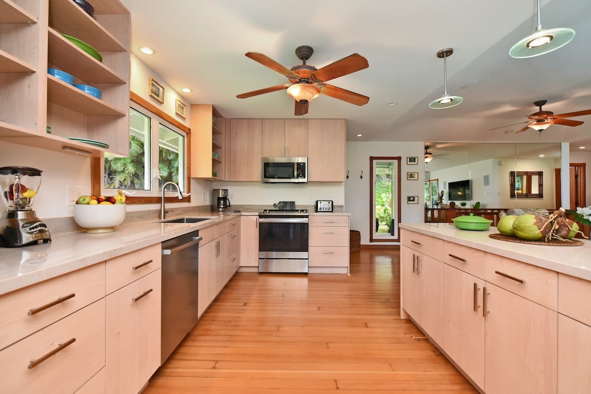 Home in Lahaina · ★5.0 · 4 bedrooms · 4 beds · 4 baths - Photo 2
