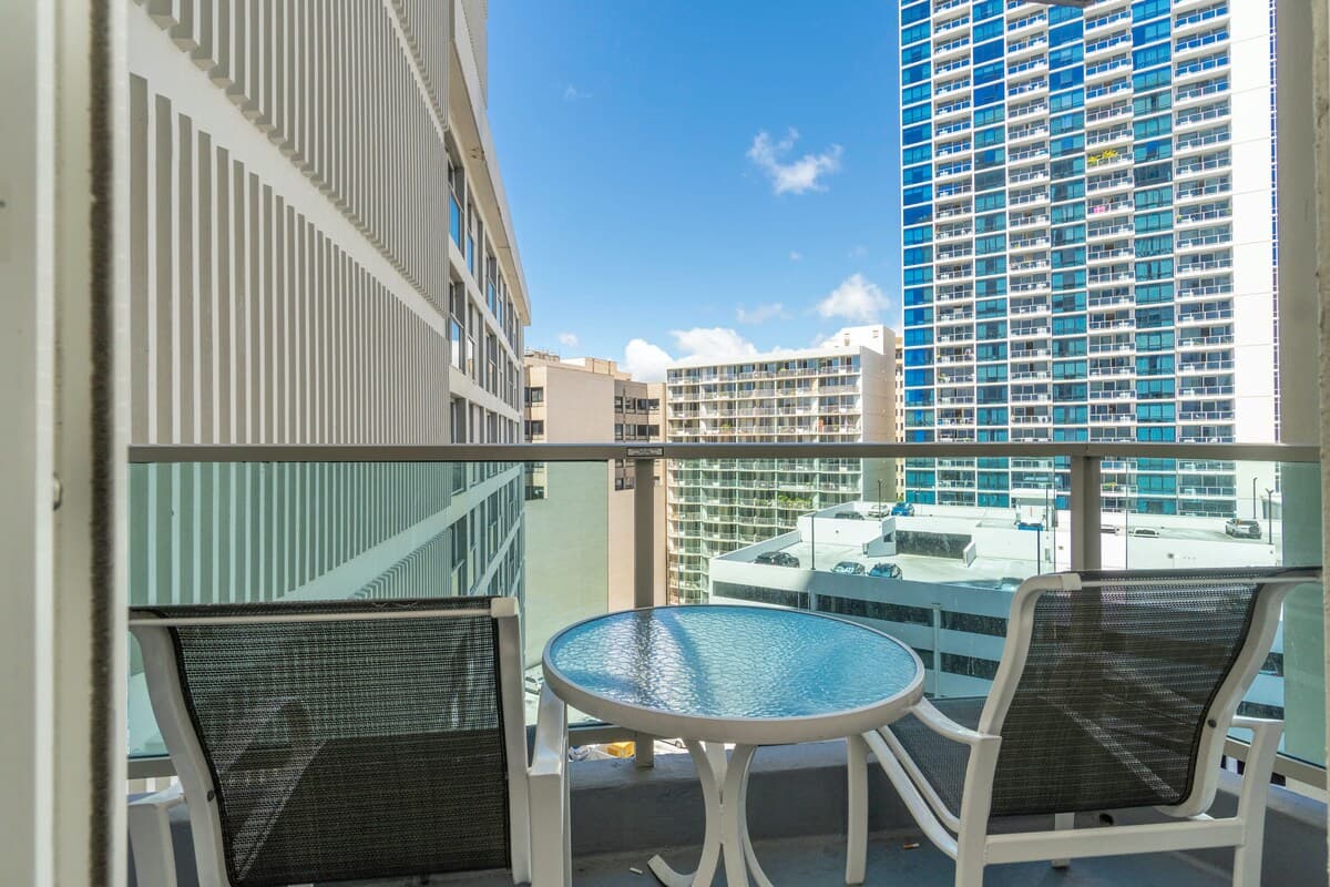 Condo in Honolulu · ★4.0 · Studio · 1 bed · 1 private bath - Photo 4