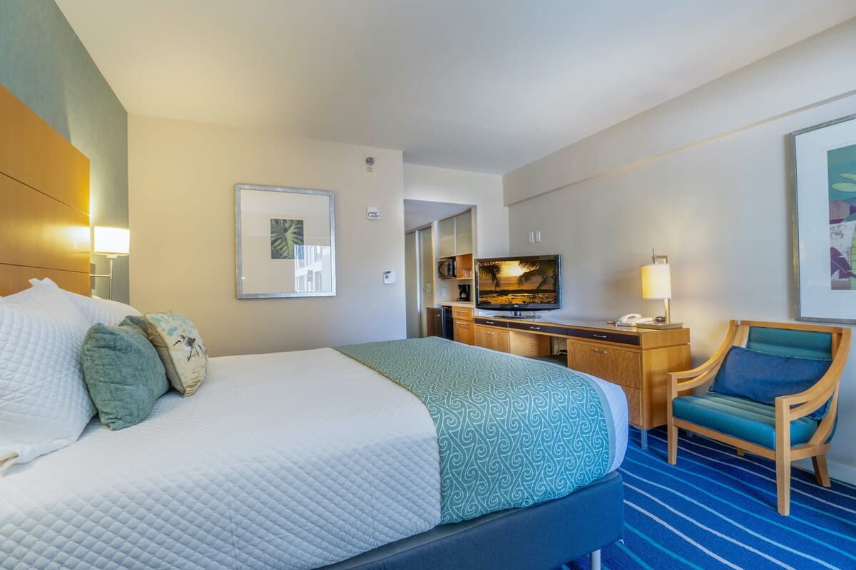 Condo in Honolulu · ★4.0 · Studio · 1 bed · 1 private bath - Photo 3