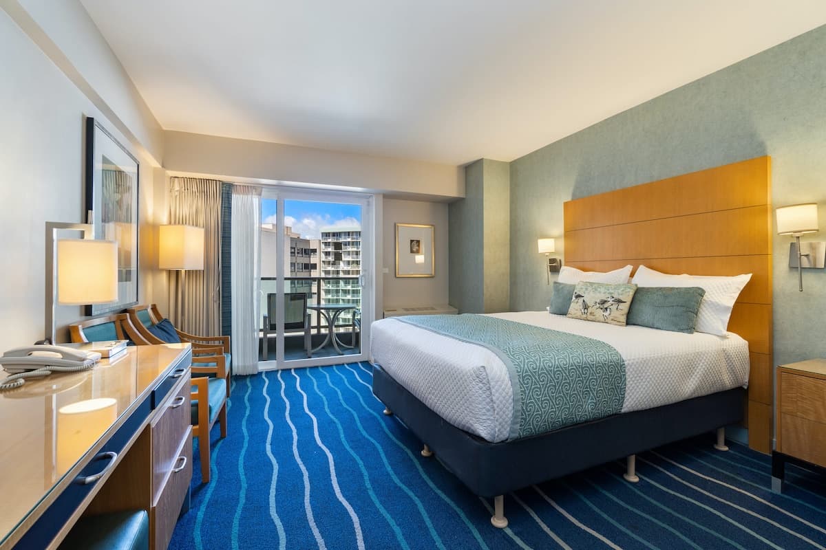 Condo in Honolulu · ★4.0 · Studio · 1 bed · 1 private bath - Photo 2