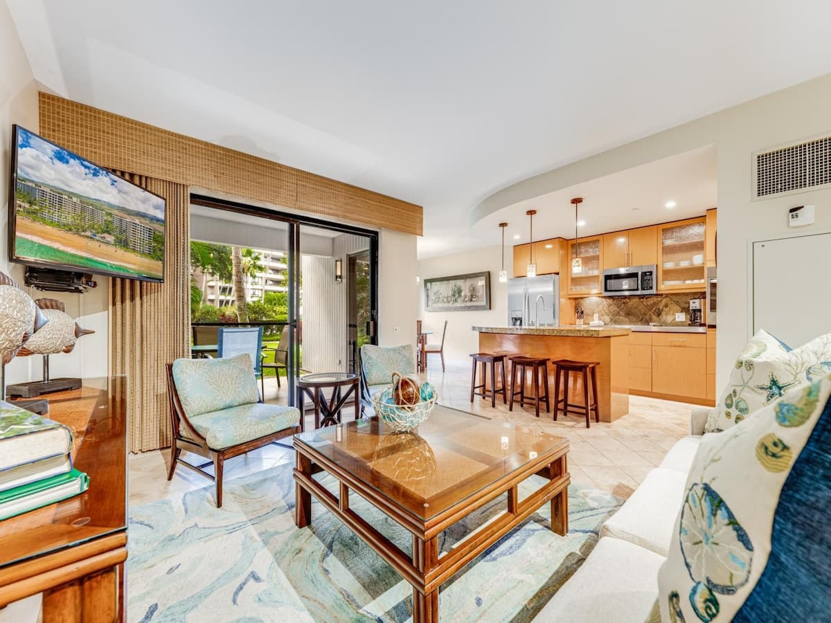 Condo in Lahaina · ★5.0 · 2 bedrooms · 2 beds · 2 baths - Photo 1