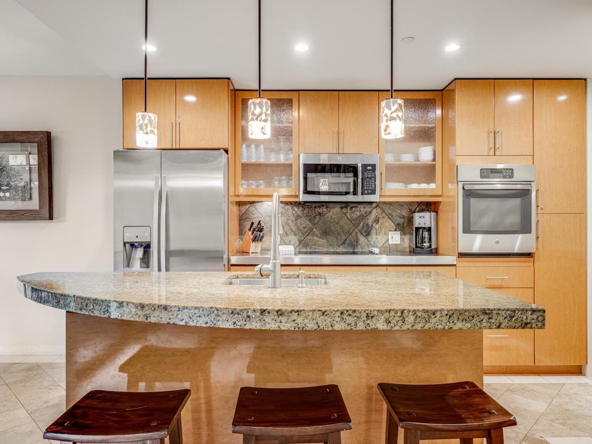 Condo in Lahaina · ★5.0 · 2 bedrooms · 2 beds · 2 baths - Photo 3