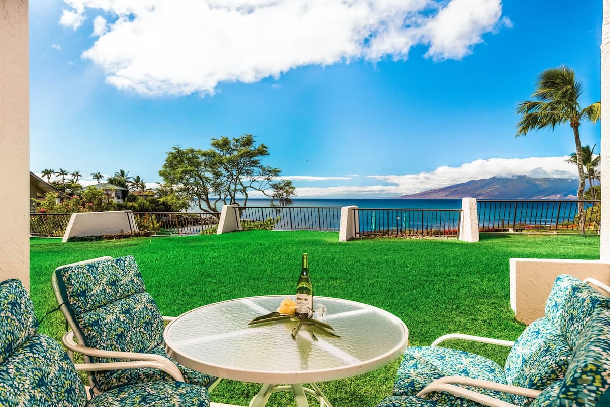 Condo in Lahaina · ★4.7 · 1 bedroom · 2 beds · 1 private bath - Photo 2
