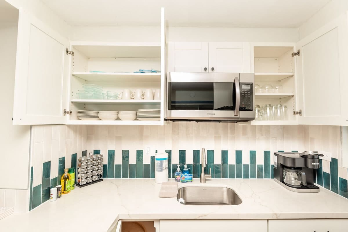 Condo in Honolulu · ★4.7 · 2 bedrooms · 3 beds · 1 private bath - Photo 3