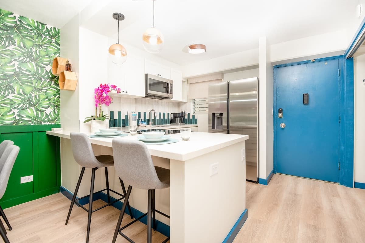 Condo in Honolulu · ★4.7 · 2 bedrooms · 3 beds · 1 private bath - Photo 2