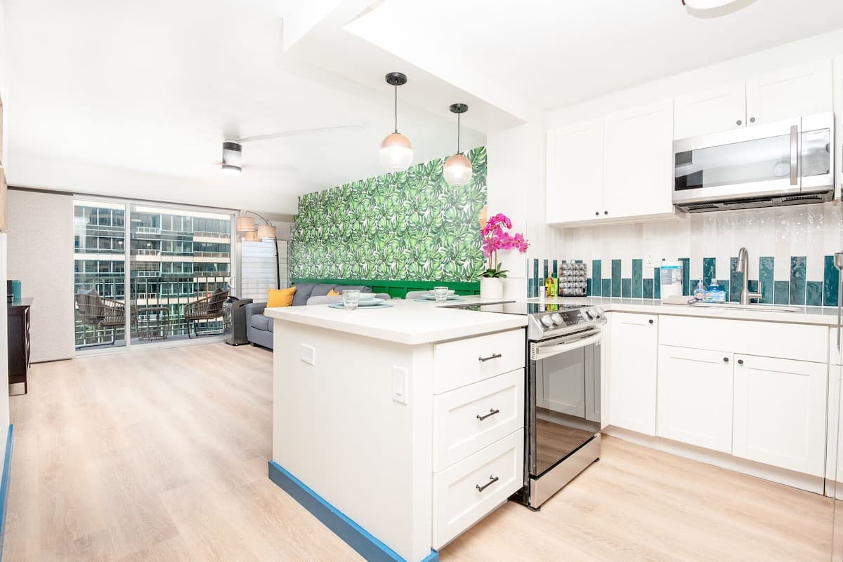 Condo in Honolulu · ★4.7 · 2 bedrooms · 3 beds · 1 private bath - Photo 1