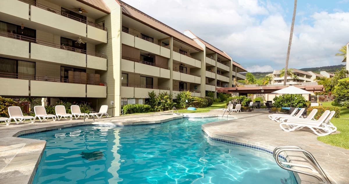Condo in Kailua-Kona · ★4.6 · 2 bedrooms · 3 beds · 2 private baths - Photo 3