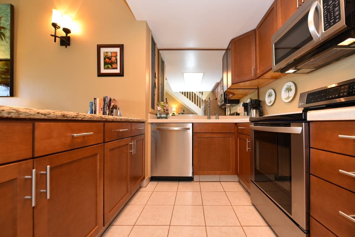 Condo in Lahaina · ★4.64 · 2 bedrooms · 2 beds · 2 baths - Photo 4