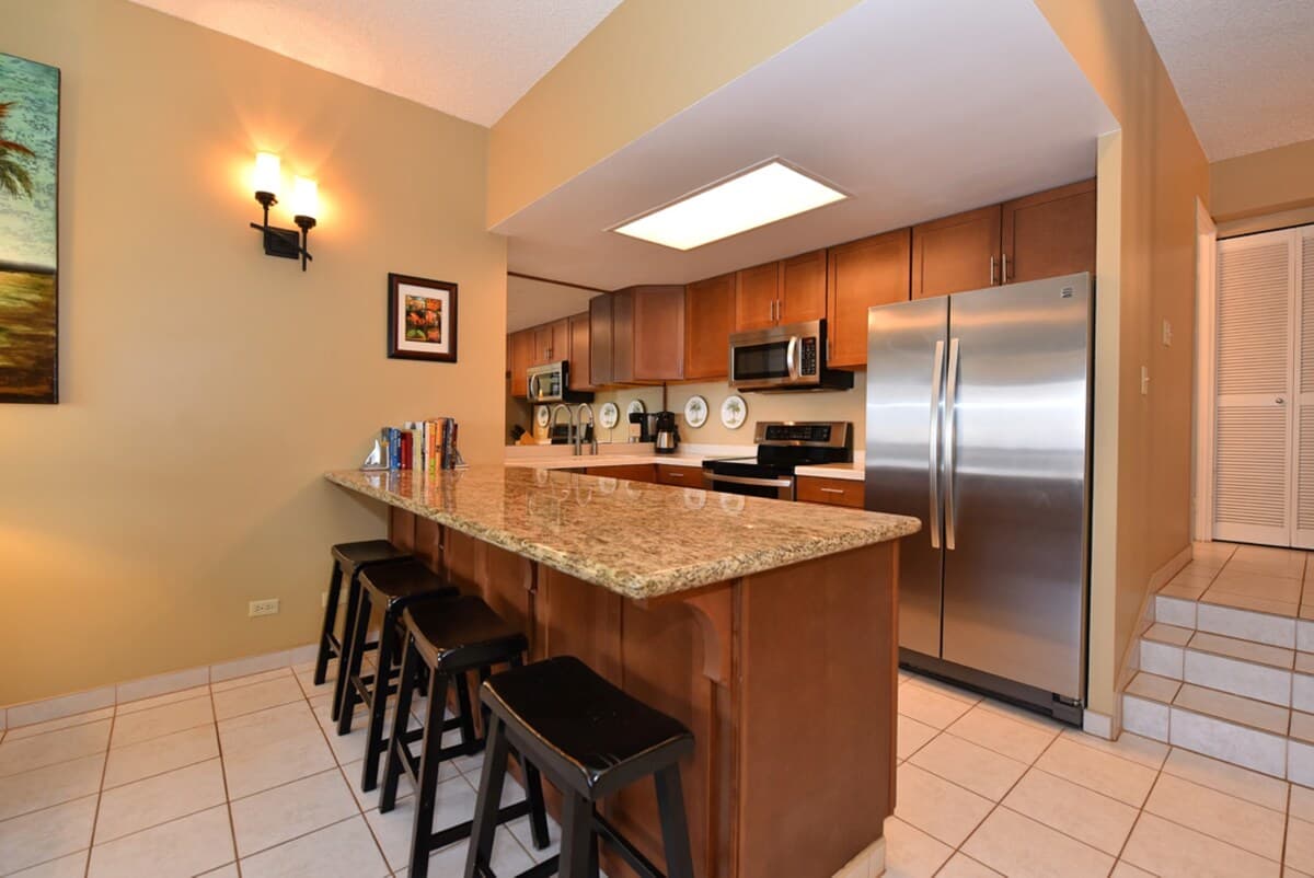 Condo in Lahaina · ★4.64 · 2 bedrooms · 2 beds · 2 baths - Photo 2