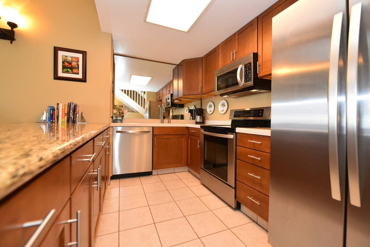 Condo in Lahaina · ★4.64 · 2 bedrooms · 2 beds · 2 baths - Photo 3