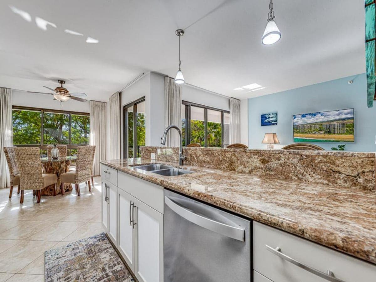 Condo in Lahaina · ★5.0 · 2 bedrooms · 3 beds · 2 baths - Photo 3