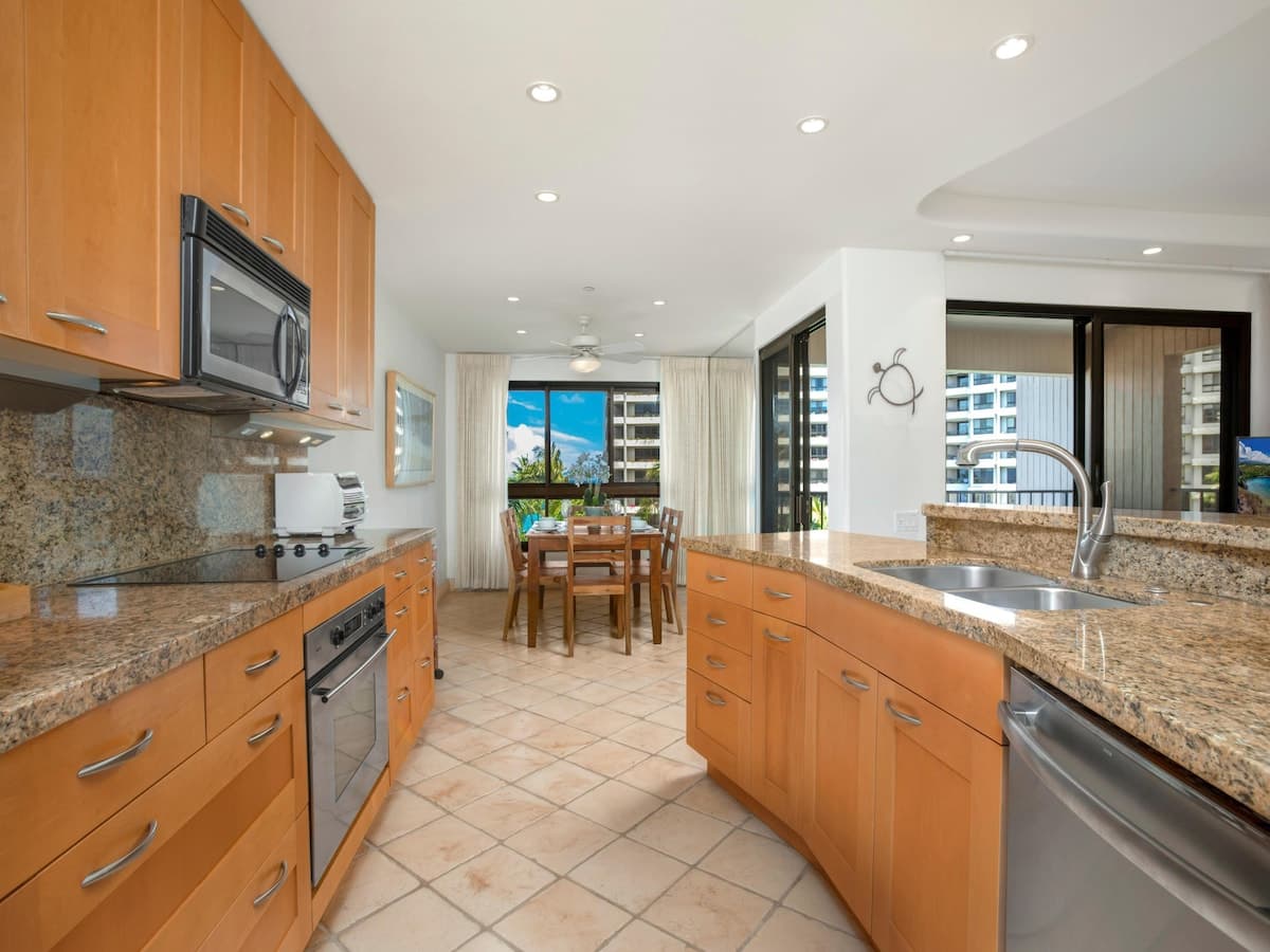 Condo in Lahaina · ★5.0 · 2 bedrooms · 3 beds · 2 baths - Photo 3
