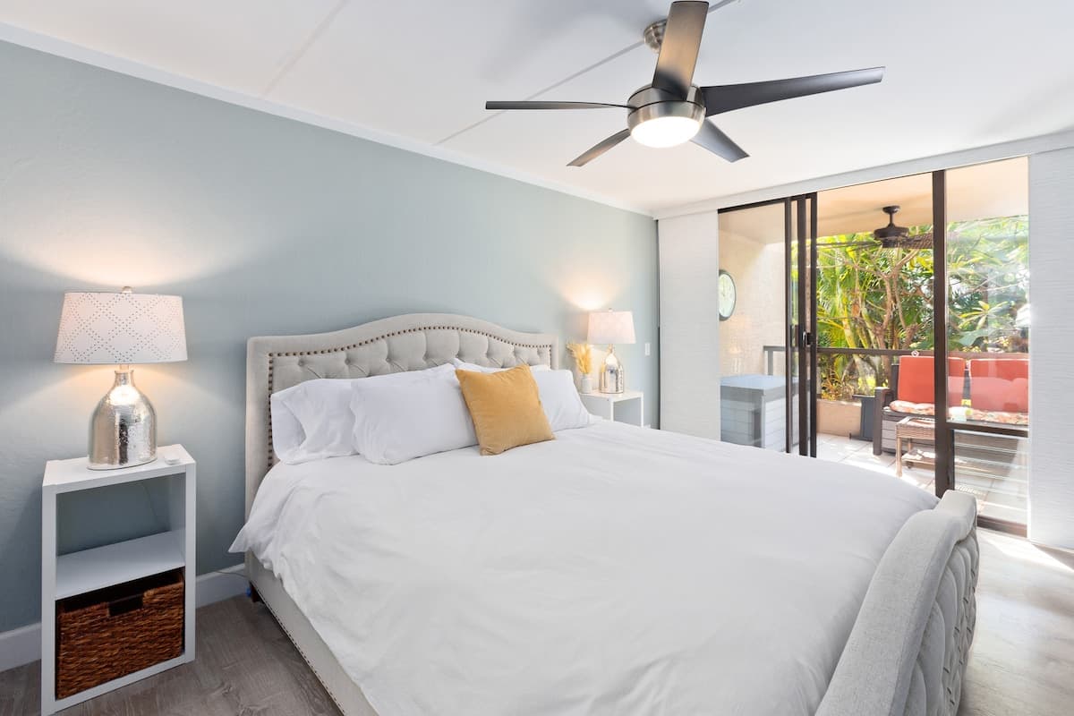 Condo in Kailua-Kona · ★4.92 · 1 bedroom · 1 bed · 2 shared baths - Photo 1