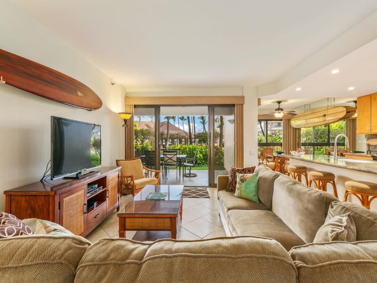Condo in Lahaina · ★5.0 · 3 bedrooms · 5 beds · 2 baths - Photo 1