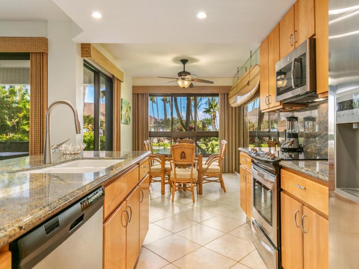 Condo in Lahaina · ★5.0 · 3 bedrooms · 5 beds · 2 baths - Photo 3
